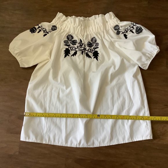 Vintage short sleeves white blouse with blue embroidery - Picture 4 of 7